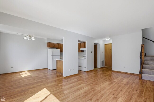 Building Photo - 187 Uteg St