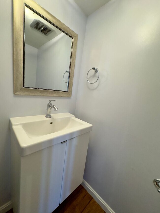 Building Photo - Charming 3Bed/2.5Bath in Joppatowne