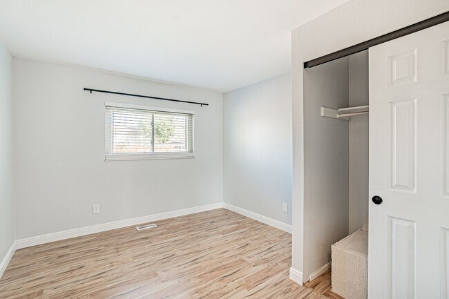 Foto del edificio - Gorgeous 4 Bed 3 Bath Home with Fully Fenc...