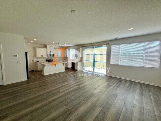 Foto del edificio - 707 Carnation Dr