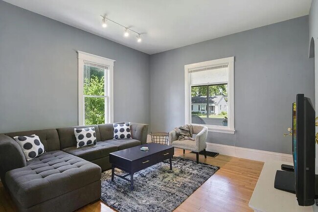 Sala de estar - 3935 Hubbard Ave N