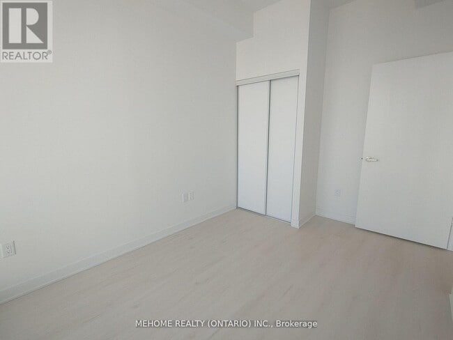 Photo du bâtiment - 3900-3900 Confederation Pkwy