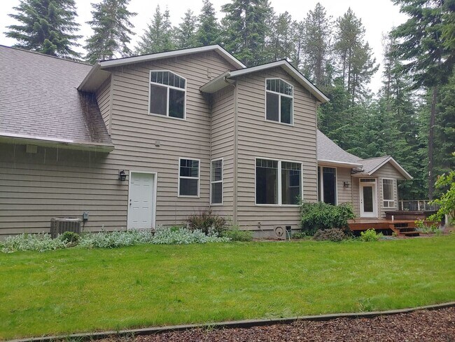 Building Photo - Spectacular Executive Home