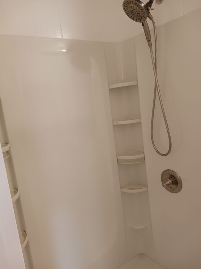 Building Photo - COZY 1 BEDROOM IN CONVENIENT KAPAHULU