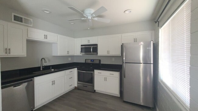 Building Photo - 5709 N 8th Pl