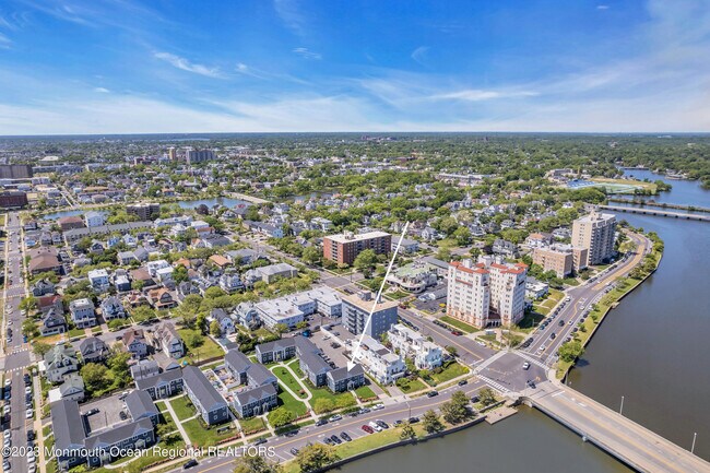 Foto del edificio - 300-306 Deal Lake Dr
