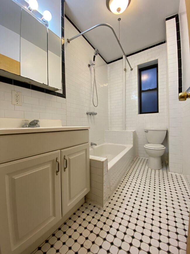 Building Photo - 600 W 187th St