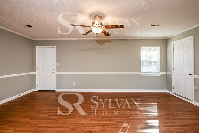 Building Photo - The living is easy in this 3 bedroom, 2 ba...
