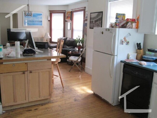 Foto del edificio - Recently Renovated Unit at Oak Sq. Laundry...