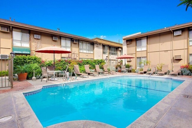 Building Photo - 5830 Reseda Blvd