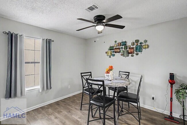 Foto del edificio - 703 Woods Ct