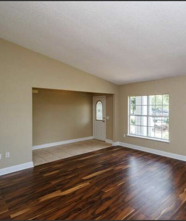 Living Room - 978 Humphrey Blvd