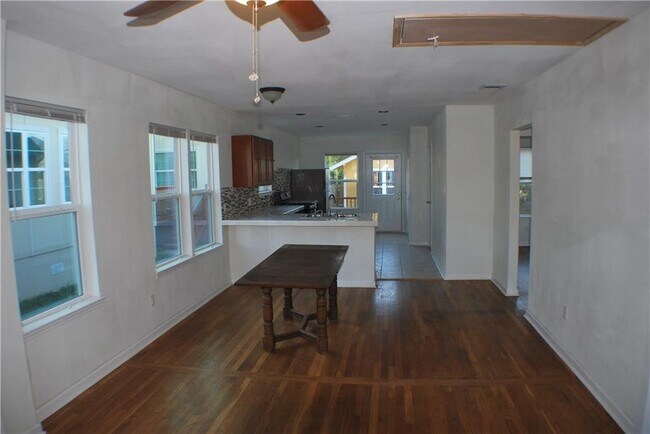 Foto del edificio - 6906 Carver Ave