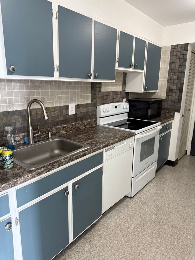 Foto del edificio - Linden Street Apartment GREAT Location ,in...