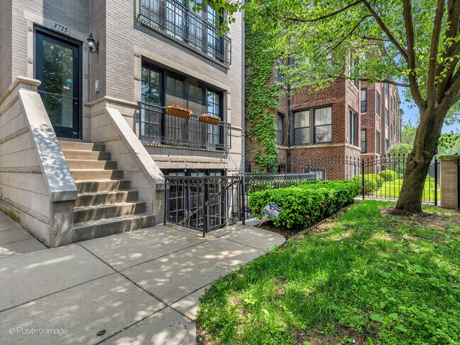 Foto del edificio - 3715 N Wilton Ave