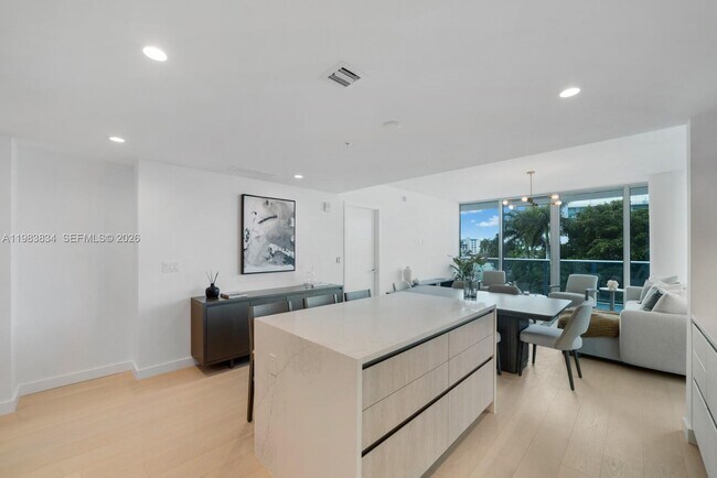 Foto del edificio - 9221 E Bay Harbor Dr