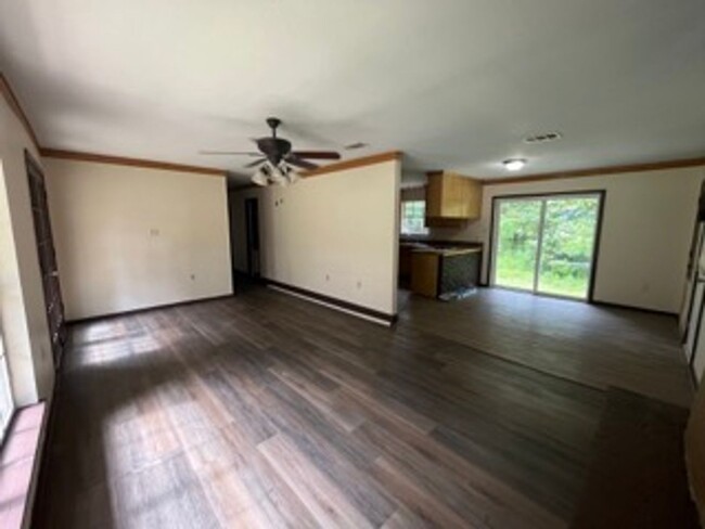 Foto del edificio - 3 bedroom 2 bath home available for rent