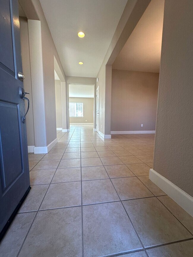 Foto del edificio - Gorgeous 4 bed, 3 bath + huge Bonus room i...