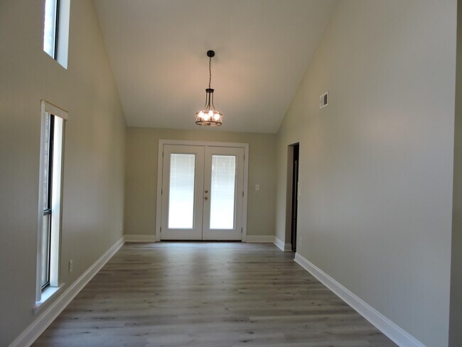 Building Photo - 604 E Greenwood Cove