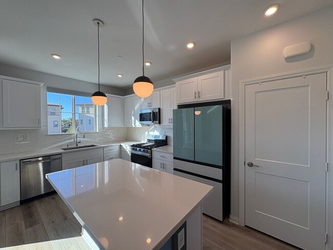 Foto del edificio - Modern Turn-Key Three-Story Townhome