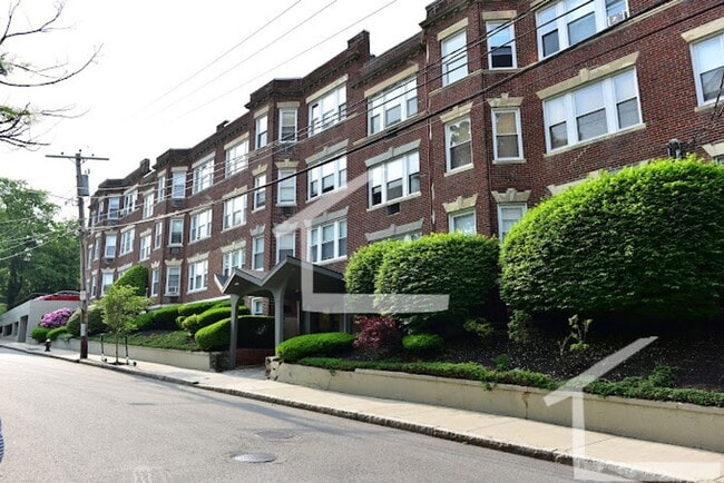 Photo - Nicely renovated 2 bed 2 bath unit near th... House