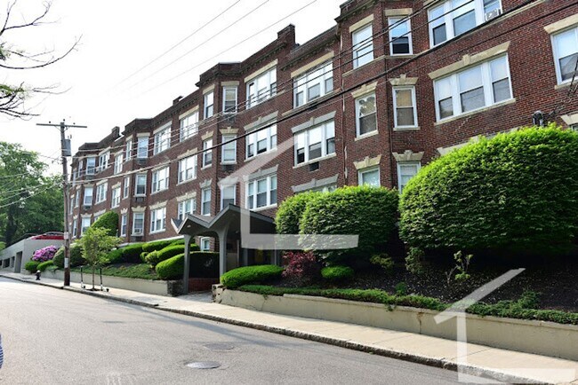 Building Photo - Nicely renovated 2 bed 2 bath unit near the C Line in Brookline!