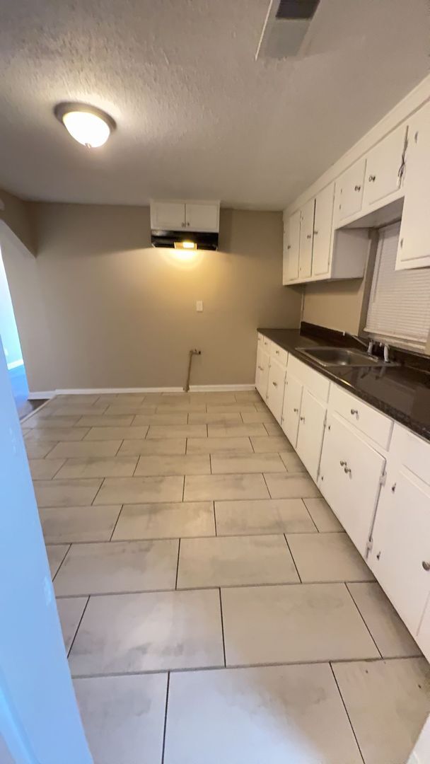 Building Photo - Charming 3 bedroom 2 full bathroom home in...