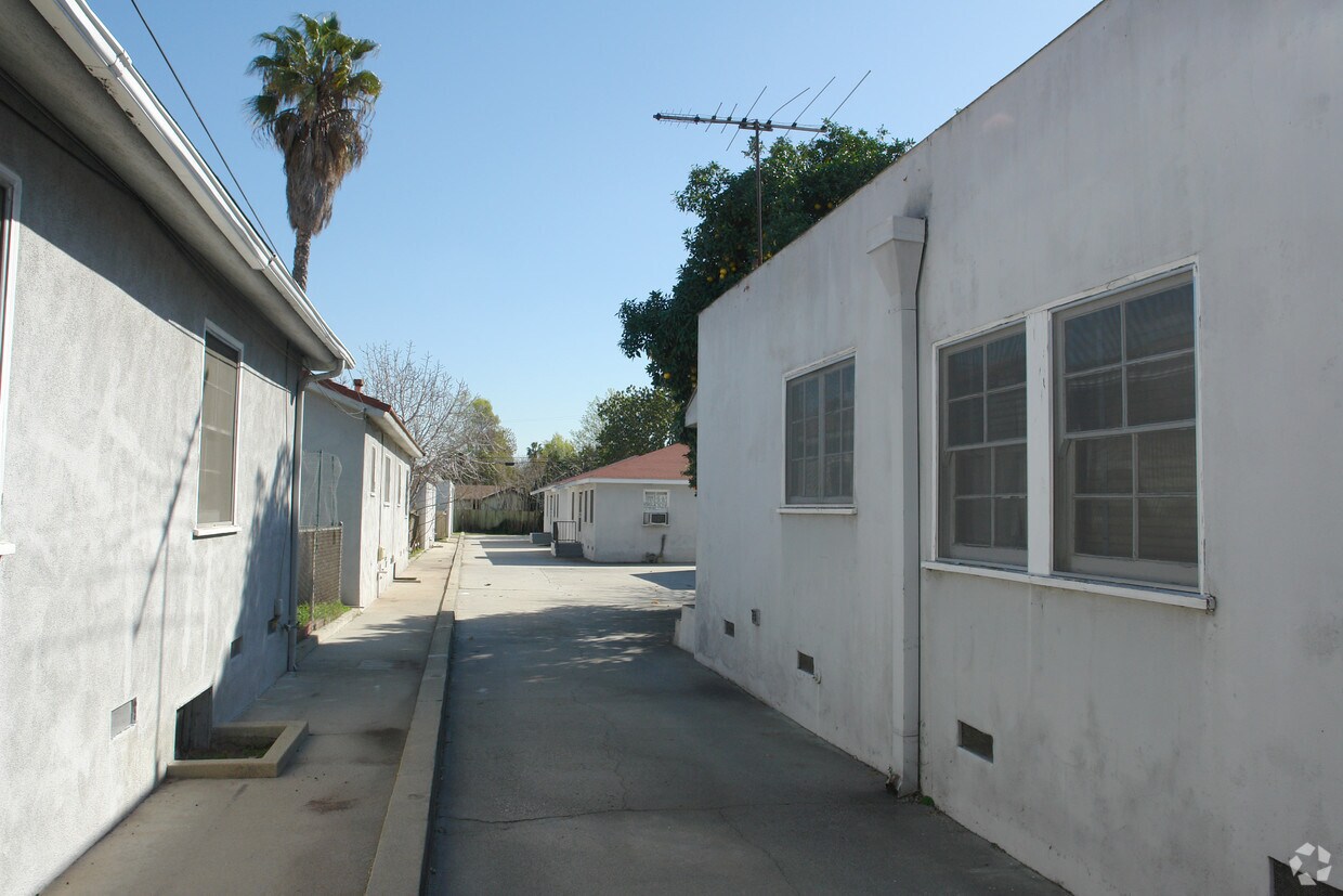 Foto del edificio - 5400-5404 N Muscatel Ave