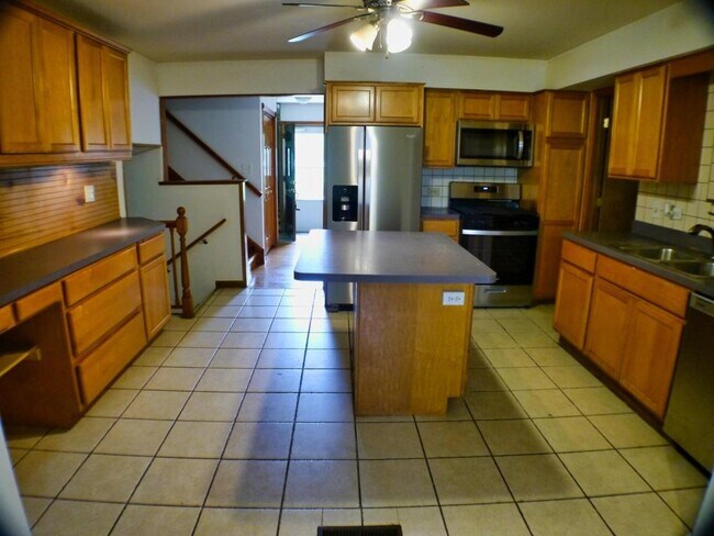 Foto del edificio - 10137 Mansfield Ave