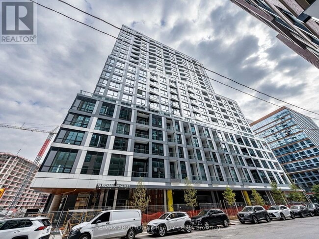 Building Photo - 15 Richardson St