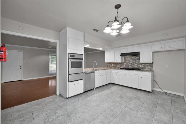 Foto del edificio - 2310 Fawnwood Ln