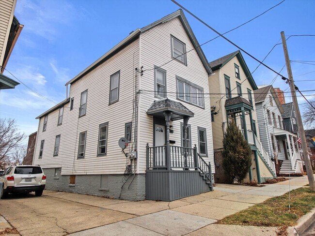 Foto del edificio - Updated 3 Bed / 1 Bath Duplex — Lower East...
