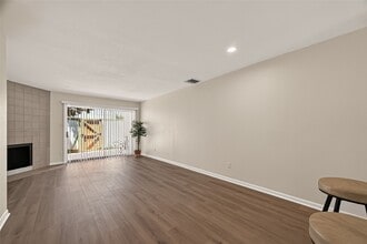 Building Photo - 5056 Glenmont Dr
