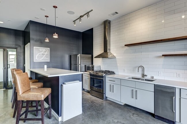 Building Photo - Sleek 1 Bedroom Condo walkable to all things in The Gulch