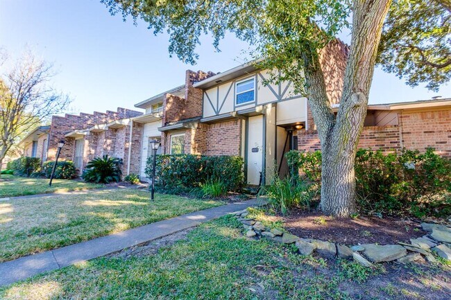 Foto del edificio - 4417 Basswood Ln