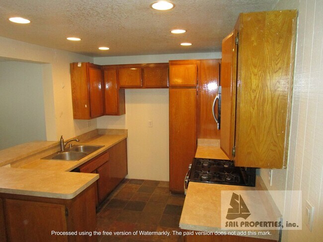 Foto del edificio - 2 Bedroom Condo for Lease in Desirable Long Beach Community