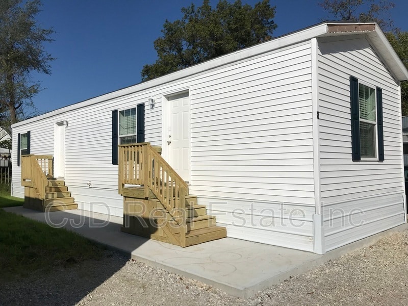 8 Coachlight Trailer Park, Glen Carbon, IL 62034 House Rental in Glen