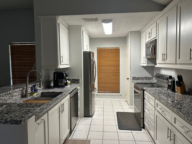 Foto del edificio - 25119 Thrushwood Ln