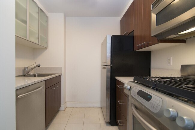Building Photo - 217 E 96th St