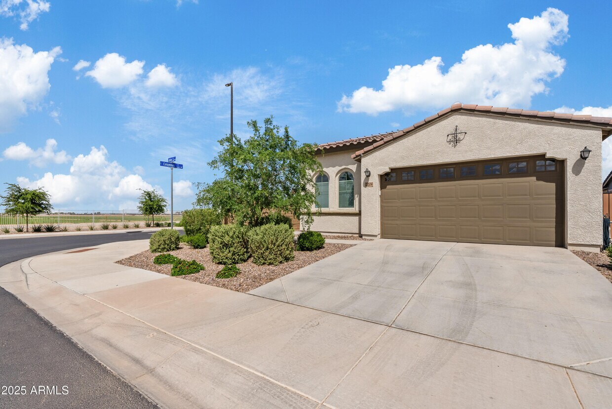 Primary Photo - 2204 E Kelly Dr