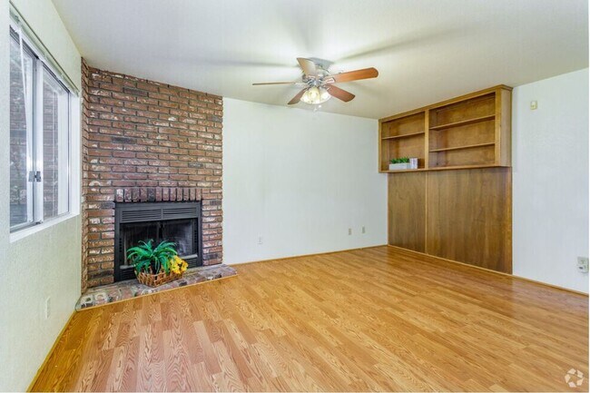 Foto del edificio - Spacious 4 Bedroom Townhomes in Chico