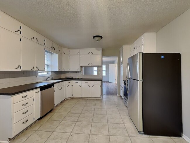 Building Photo - 902 NE 73rd Terrace
