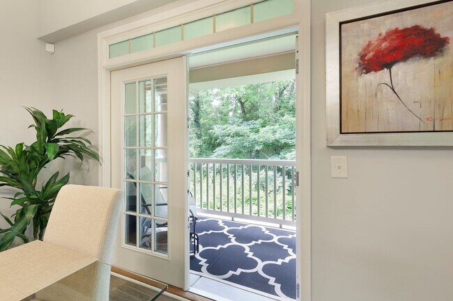 Foto del edificio - Top-Floor Corner Condo in Prime Location —...