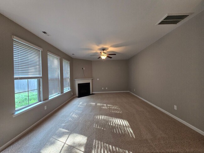 Foto del edificio - 271 River Oak St