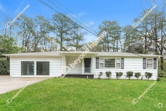 Building Photo - 245 Lake Dr Cir NE
