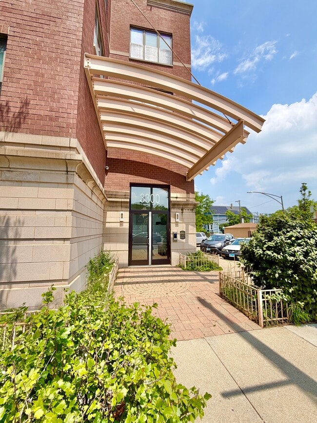 Foto del edificio - 3300 W Irving Park Rd