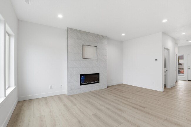 Building Photo - 677 N Creative