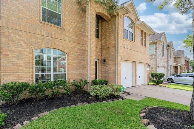 Building Photo - 2105 Drake Falls Dr