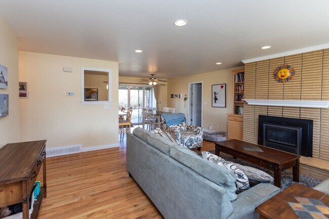 Building Photo - Inviting Ranch-Style Retreat!