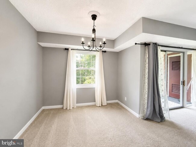Foto del edificio - 3830 Lyndhurst Dr